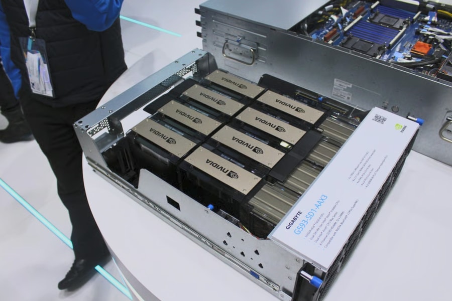 Các hãng AI Trung Quốc săn Nvidia H200 từ chợ đen hay dùng chip nội địa yếu hơn?