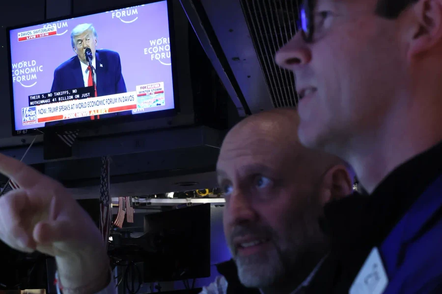 Ông Trump nói Mỹ không dùng vũ lực kiểm soát Greenland, cổ phiếu công nghệ tăng mạnh