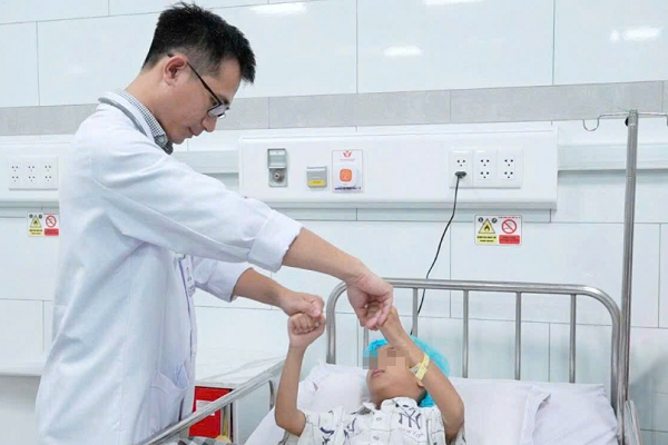 Bé trai 7 tuổi đột quỵ do AVM: ‘Kẻ giấu mặt’ gây xuất huyết não