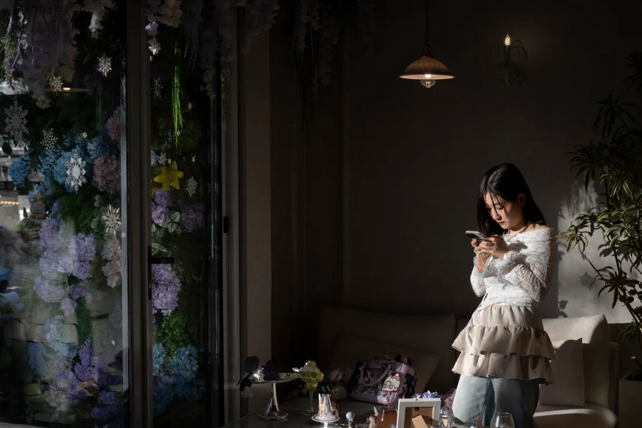 Hẹn hò thực tế 'bất ổn', nhiều phụ nữ trẻ Trung Quốc tìm đến 'bạn trai AI'