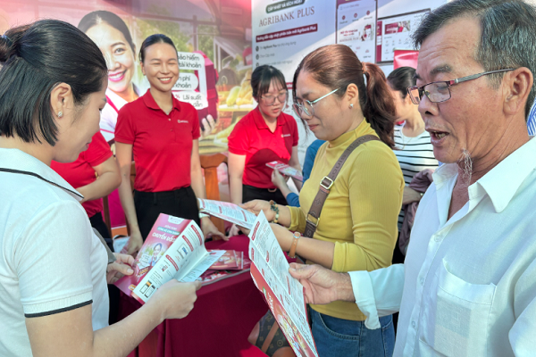 'Xóa mù' công nghệ ở TP.HCM: Bình dân học vụ số về xã biển Cần Giờ