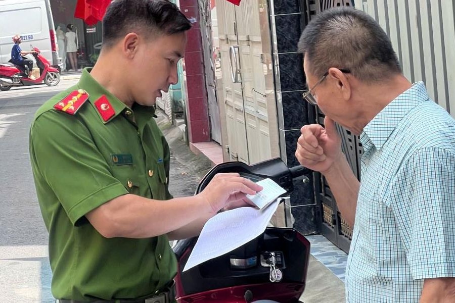 TP.HCM phát triển 'công dân số': đi từng ngõ hỗ trợ kích hoạt VNeID, phấn đấu 90% hồ sơ làm trực tuyến