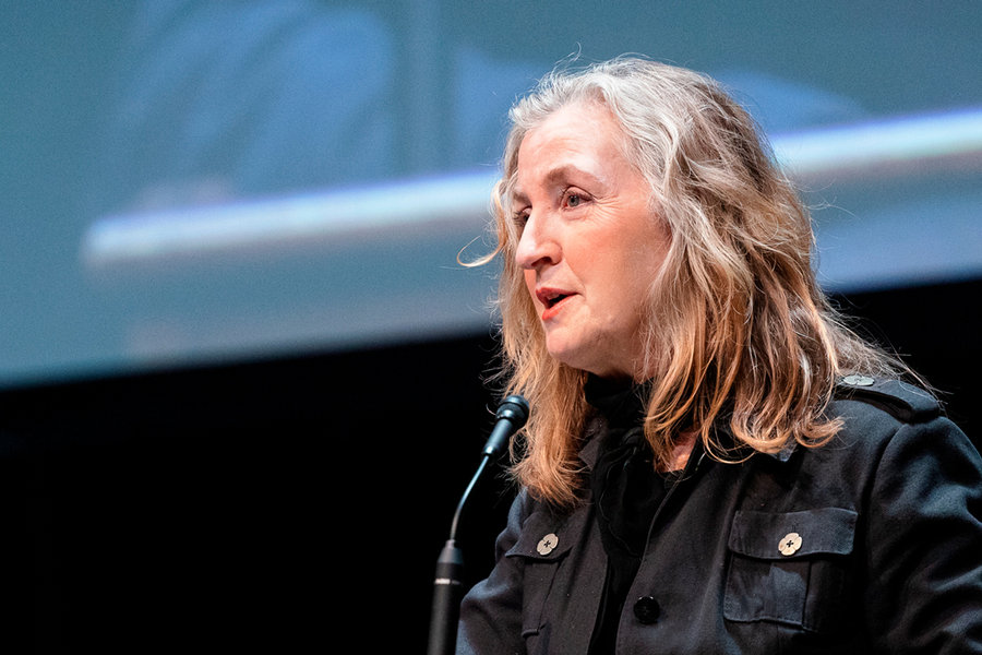 Nhà văn Rebecca Solnit: Cần giành lại cuộc sống đang bị công nghệ 'xâm chiếm'