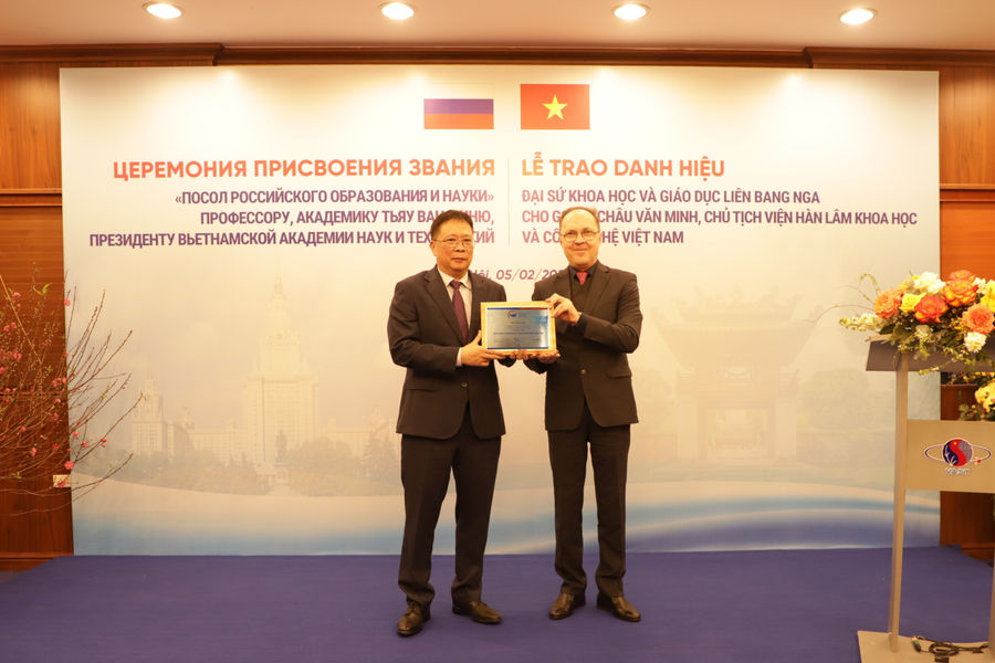 GS Châu Văn Minh nhận danh hiệu Đại sứ Khoa học và giáo dục Liên bang Nga