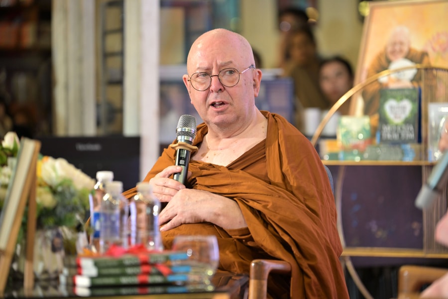 Thiền sư Ajahn Brahm đến Việt Nam, nói một câu khiến ai cũng lặng đi