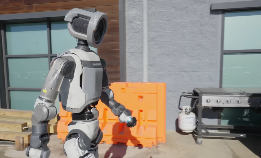 Video: Atlas nhào lộn gây sốt, robot ngã càng được khen