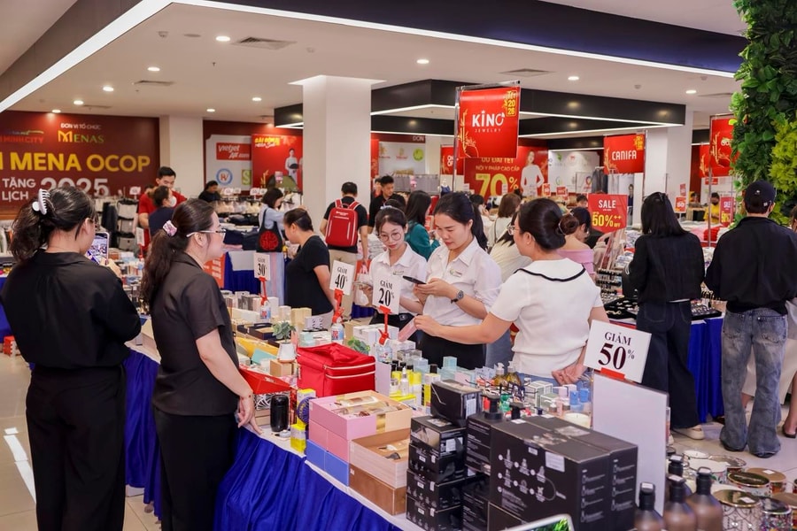 Phố xá TP.HCM đỏ rực bảng giảm giá, người dân tranh thủ sắm Tết