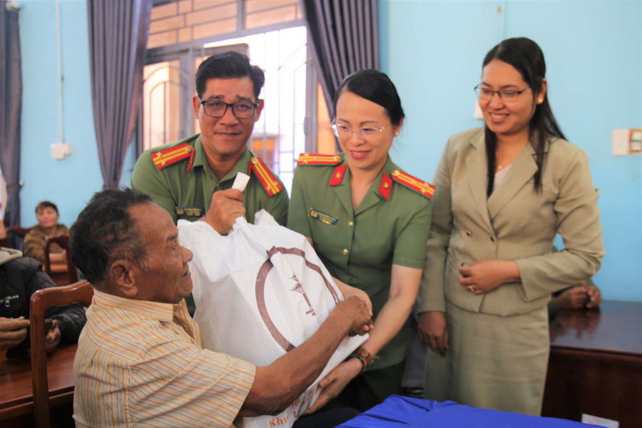 Công an Đồng Nai mang mùa xuân đến với đồng bào S'tiêng ở sóc Bom Bo