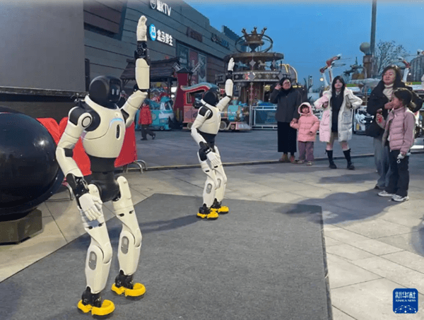Robot hình người gia nhập lực lượng bán hàng tại trung tâm thương mại