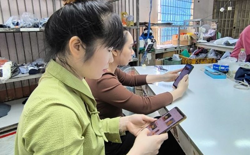 Lời chúc Tết kiểu mới: ‘shop vẫn online’