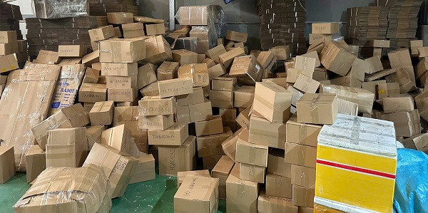 'Nghẽn mạch' chuyển phát nhanh cận Tết: Khi 'hỏa tốc' cũng phải xếp hàng