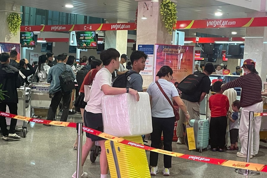 TP.HCM: Tân Sơn Nhất tăng lịch bay, bến xe xin thêm phù hiệu để điều xe