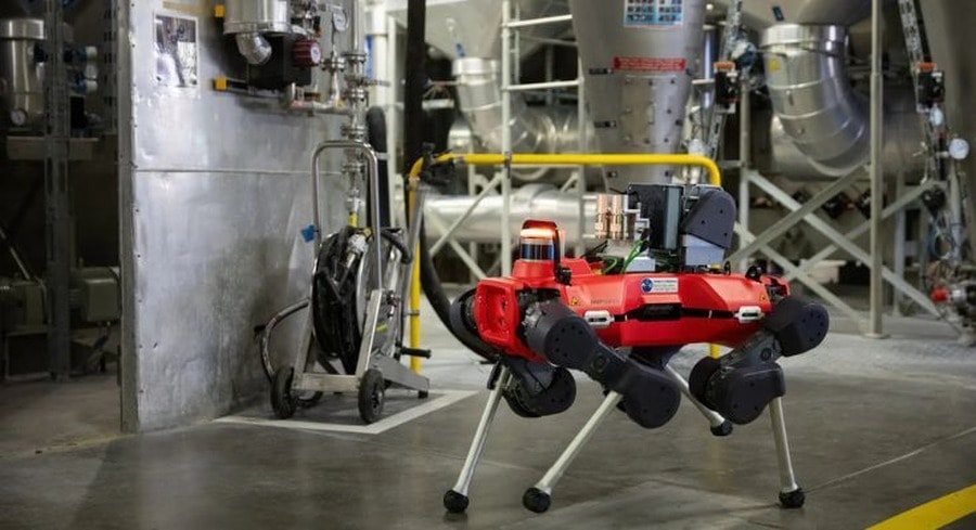 Robot bốn chân chống cháy nổ vào nhà máy làm nhiệm vụ