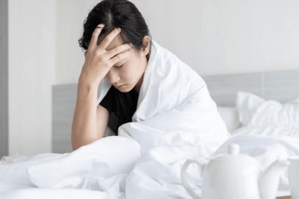 Vì sao trở mình trên giường có thể gây chóng mặt dữ dội?