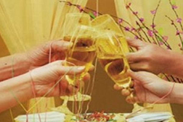 Vui Tết 2026 an toàn: Cách tránh 'bẫy' rượu giả và ngộ độc cồn
