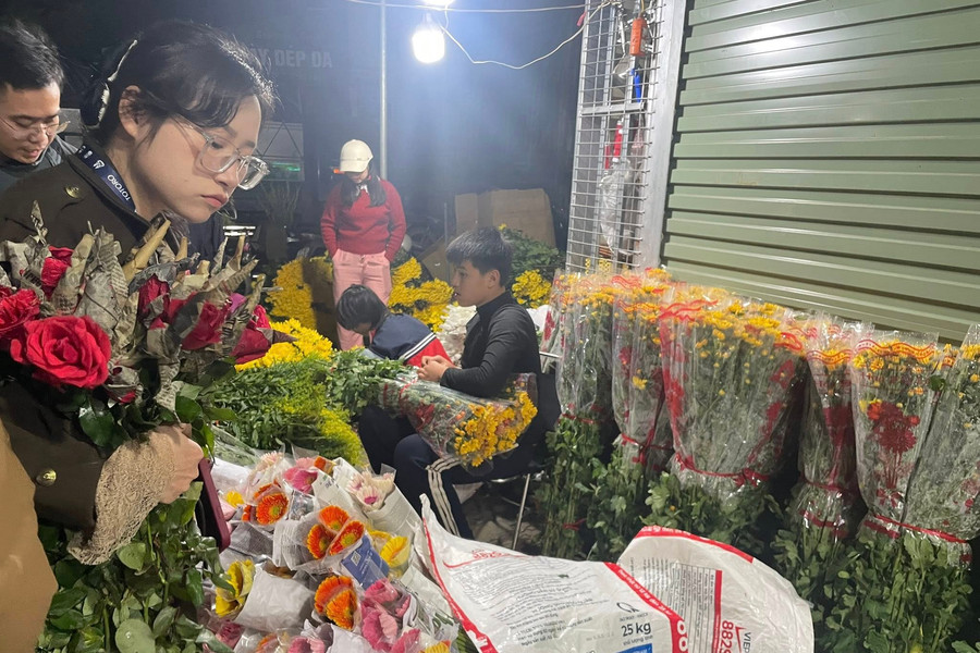 Chợ hoa đêm Bồ Xuyên cận Tết: Càng khuya càng đông