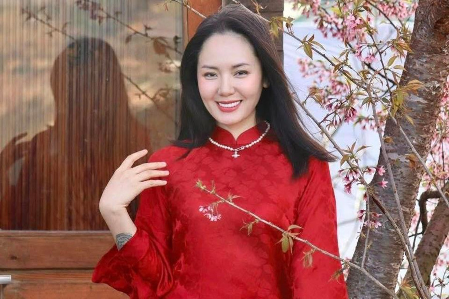 Nghệ sĩ, người đẹp diện áo dài đón Xuân - từ phố Việt đến trời Tây