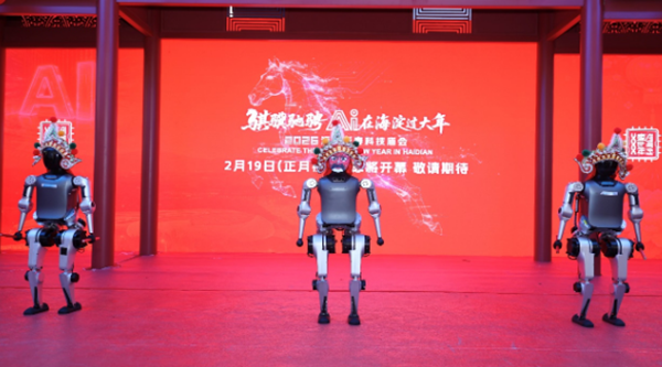Robot hình người bận rộn dịp Tết Nguyên đán ở Trung Quốc