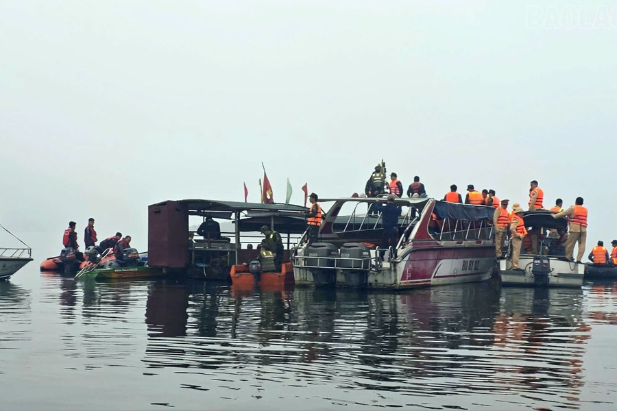 Khẩn trương điều tra nguyên nhân vụ chìm tàu chở khách trên hồ Thác Bà
