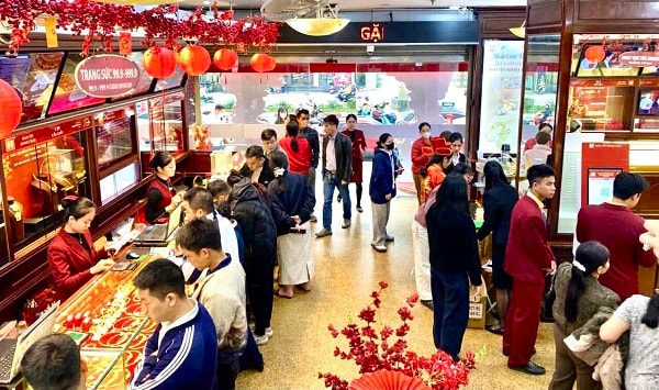 Giá vàng hôm nay 24.2: Dòng người 'rồng rắn' xuyên trưa tìm vàng, mua may mắn hay mua rủi ro?