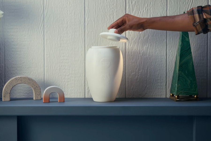 'Hũ đựng tro cốt' Bluetooth phát nhạc của Spotify và Liquid Death có gây sốc?