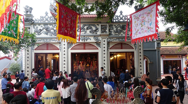 Lòng thành tại tâm, khói vàng mã thưa dần ở đền chùa