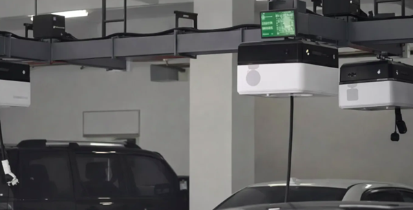 Độc đáo robot sạc xe điện chạy trên trần nhà