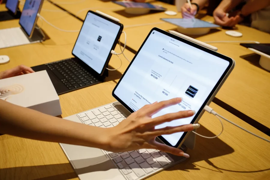 MacBook Pro cảm ứng sắp ra mắt nhưng Apple chưa sẵn sàng hợp nhất Mac và iPad