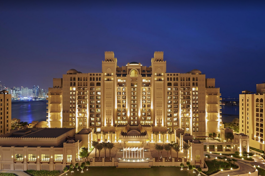 Khách sạn ở Dubai trúng tên lửa Iran, khách hàng an toàn nhưng hotel ‘gánh’ 1 sao