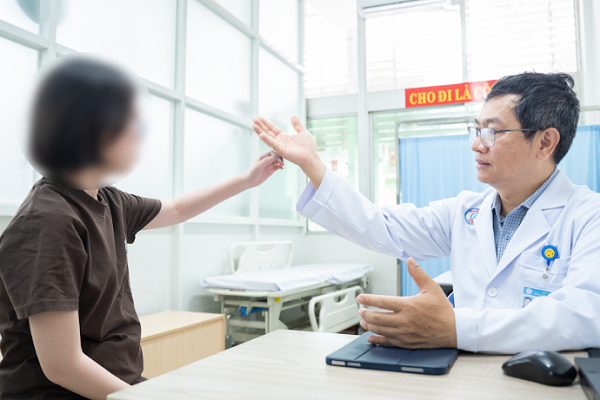 Liệt sau 1 đêm: Thiếu nữ hồi phục 'không tưởng' sau mổ não