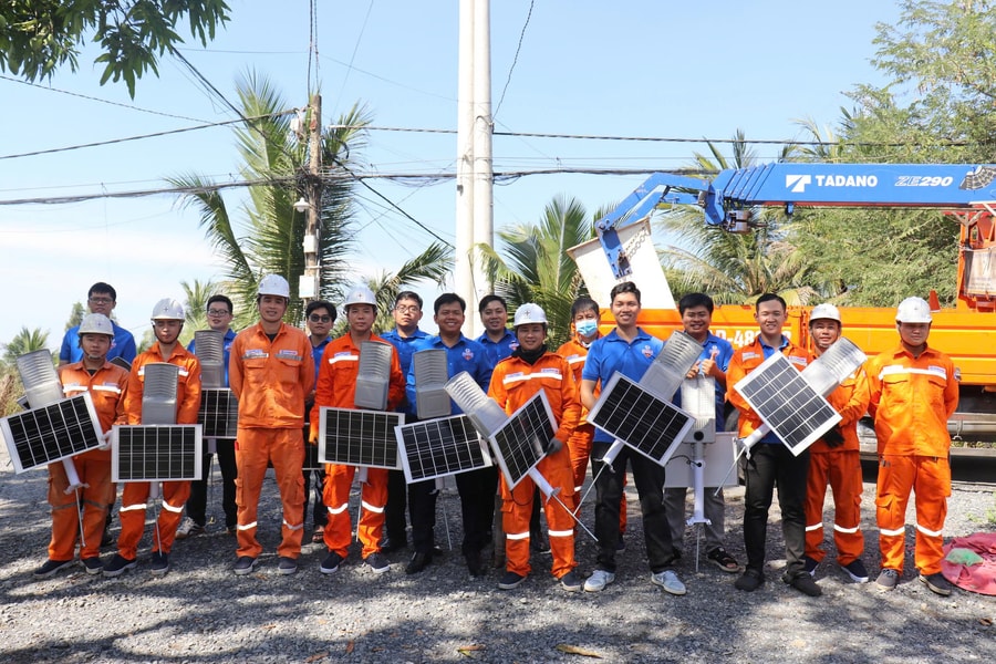 Chung tay thắp sáng các tuyến đường nông thôn tại xã Bình Hưng