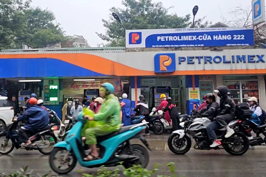 Chi quỹ bình ổn đến 5.000đ/lít, vì sao giá xăng dầu vẫn không 'đứng yên'?