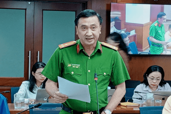 Công an TP.HCM: Nhiều người dân mang xe đổ đầy bình rồi về hút xăng ra đổ tiếp