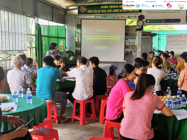 Viện Mekong tập huấn nông dân vùng mặn livestream bán tôm, trồng rau trên bờ vuông