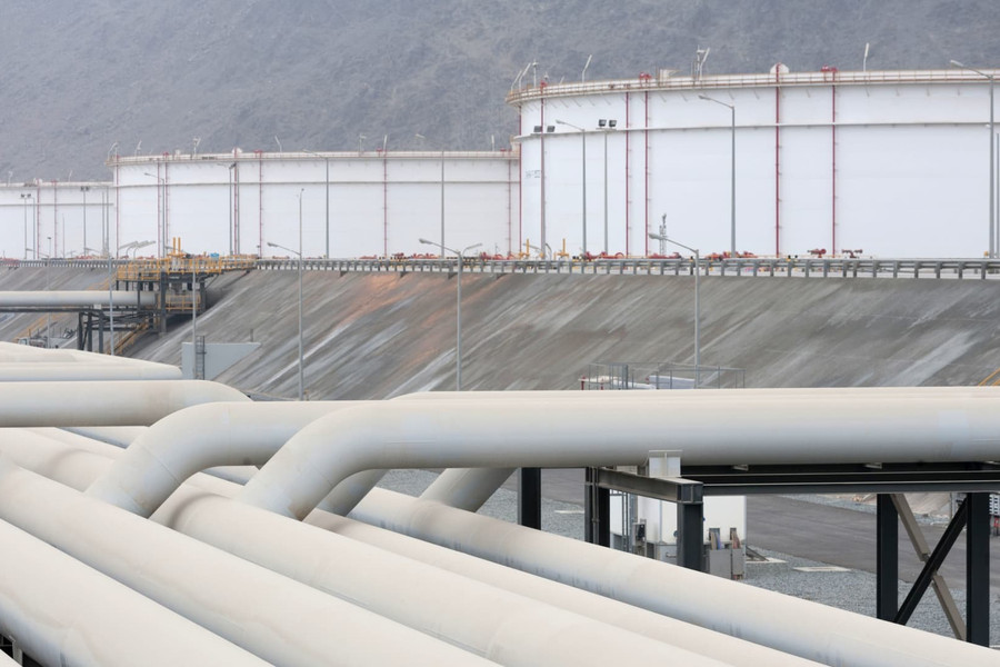 Nỗ lực xuyên sa mạc để thoát eo biển Hormuz của người Ả Rập