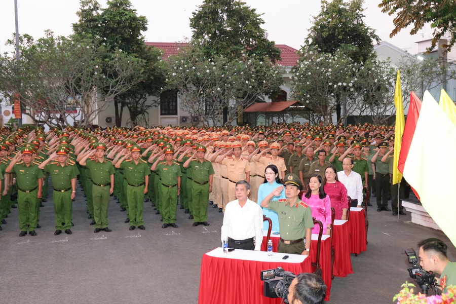Công an, lực lượng vũ trang Cần Thơ bỏ phiếu sớm, bảo đảm an ninh bầu cử