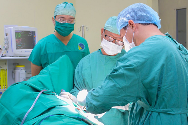 'Tử thần' núp bóng nốt mụn lưng: Ổ áp xe 20cm suýt cướp mạng người đàn ông 59 tuổi