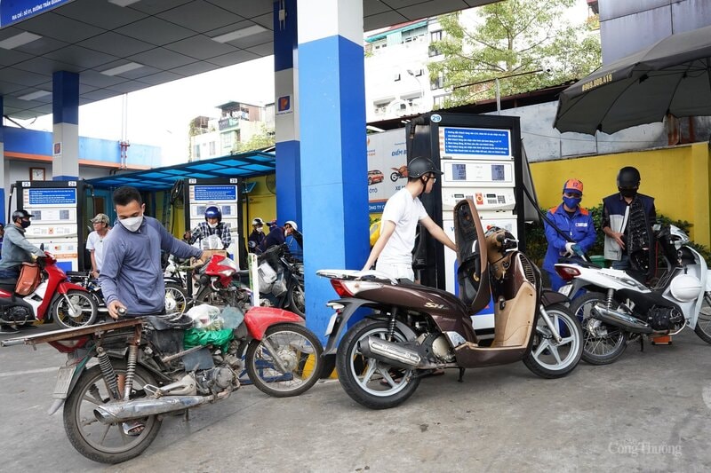 Nghịch lý giá xăng dầu: Vì sao thế giới 'hạ nhiệt' nhưng trong nước vẫn cao?