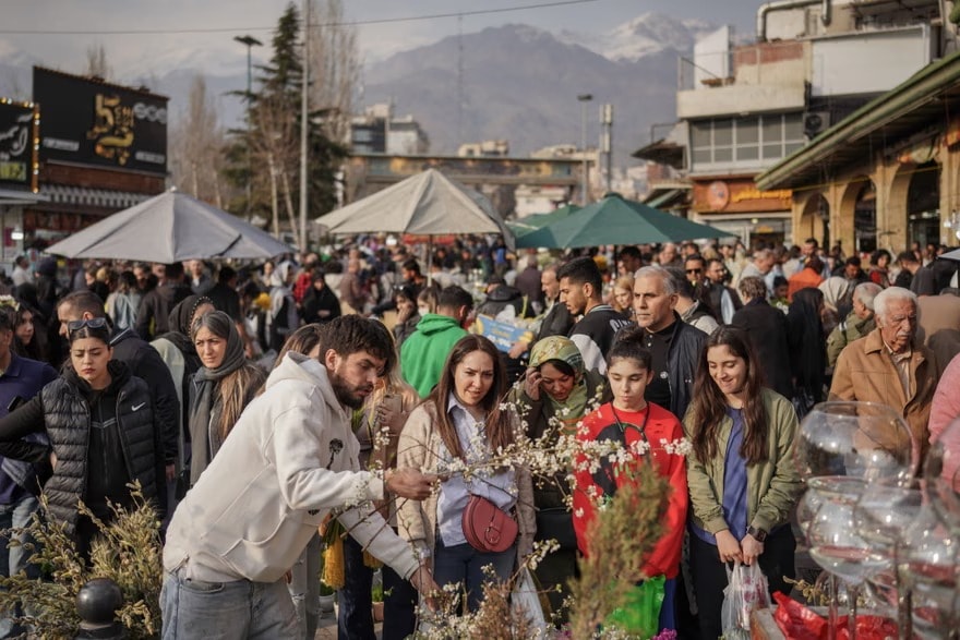 Người dân Iran đón năm mới, bảo vệ phẩm giá trong bom đạn