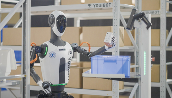 Robot hình người đảm nhận công việc bán dẫn độ chính xác cao