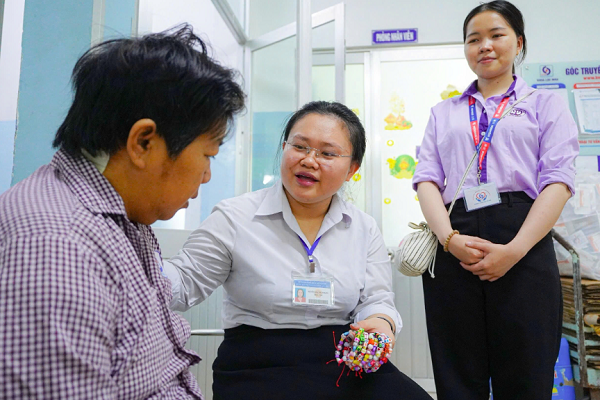 'Bóng áo xanh' không dao mổ, không đơn thuốc, cứu hàng nghìn người