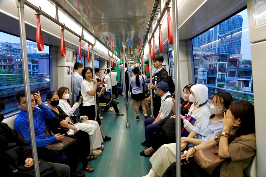 Giá xăng hạ nhiệt, tàu điện vẫn 'giữ chân' người dân Thủ đô