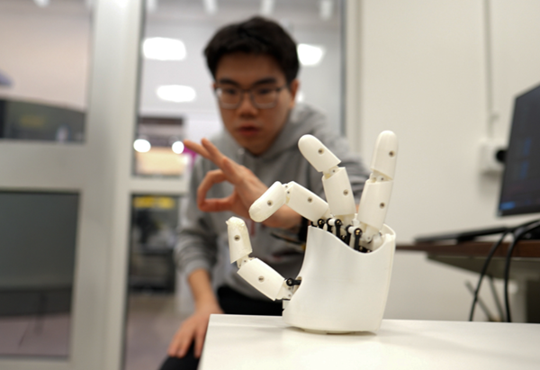Vòng tay AI điều khiển cánh tay robot thời gian thực
