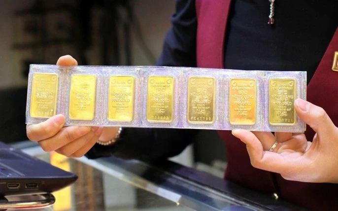 Giá vàng hôm nay 2.4: Quay xe ngoạn mục, người giữ tiền 'đứng ngồi không yên'