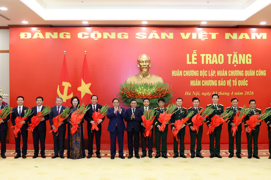 Bộ trưởng Nguyễn Mạnh Hùng nhận Huân chương Độc lập hạng Ba