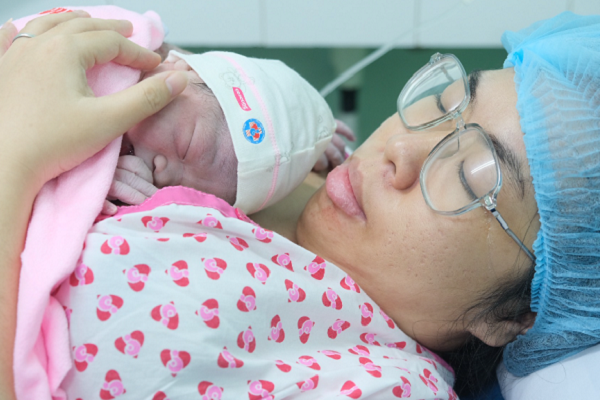 Mức sinh giảm sâu, TP.HCM kích hoạt chiến dịch 'giải cứu' dân số
