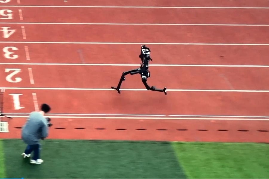 Trung Quốc khoe robot hình người chạy nhanh như Usain Bolt