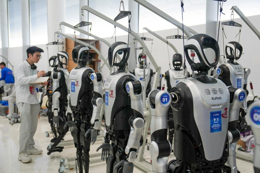 Còn xa để robot hình người Trung Quốc làm chủ công xưởng