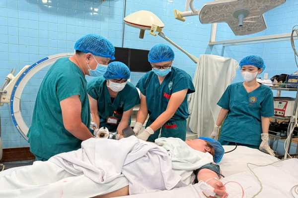 Phòng mổ biến thành ‘xưởng cơ khí’: Giải cứu bàn tay nát vụn trong máy xay thịt