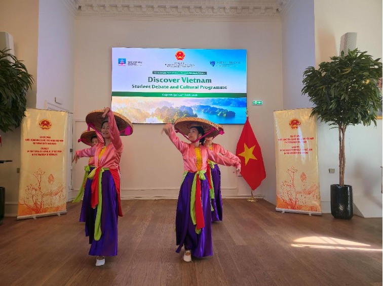 Học sinh Đan Mạch tranh luận về tăng trưởng xanh Việt Nam